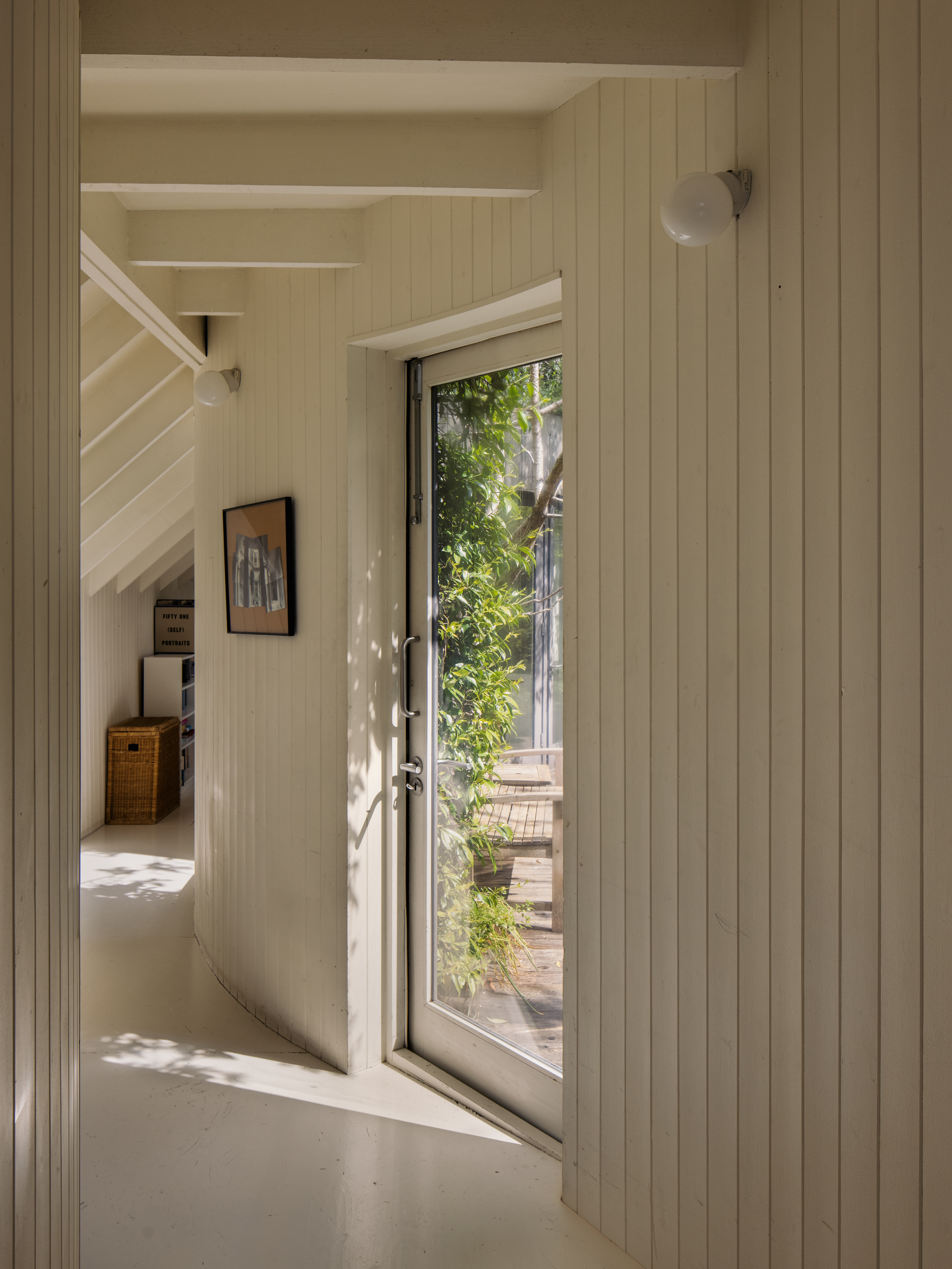 Light-filled interior connection to the garden